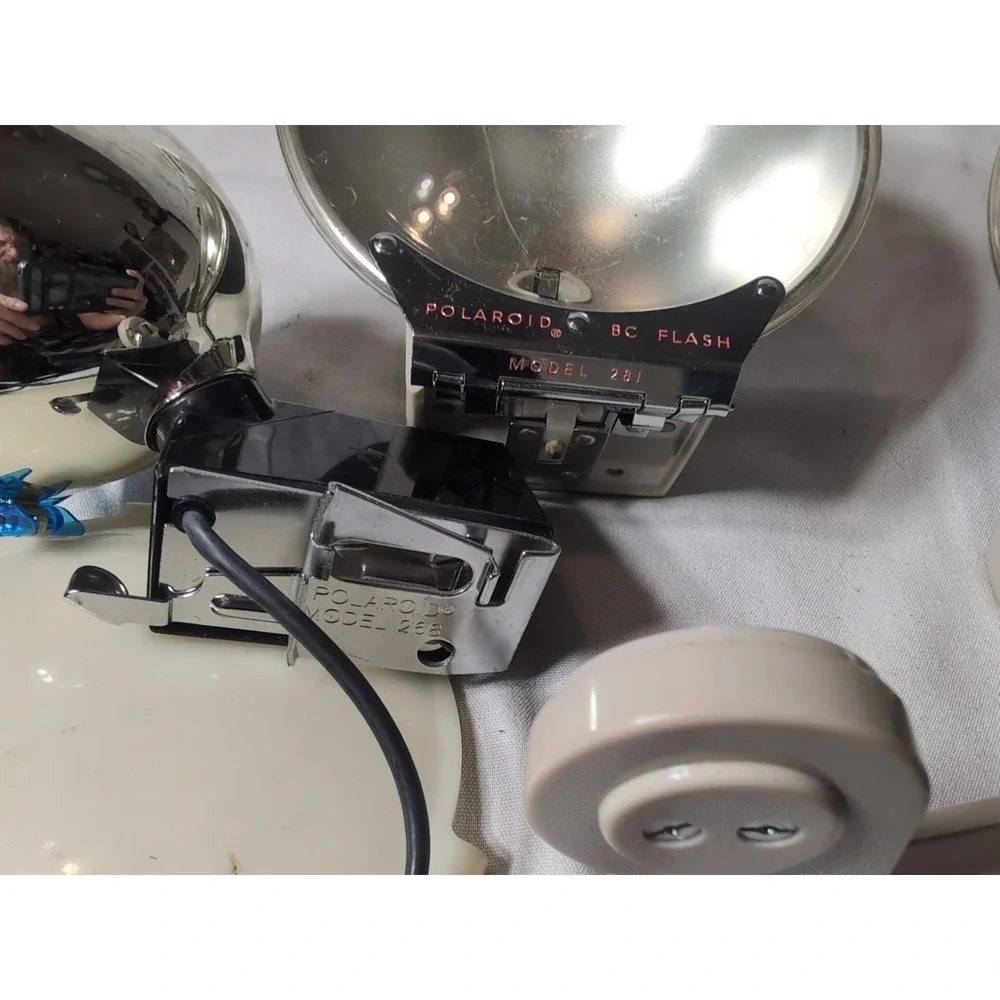 Huge Lot Vintage Camera Equipment Kodak Polaroid Cannon Flashes Cameras Lenses - Picture 13 of 15